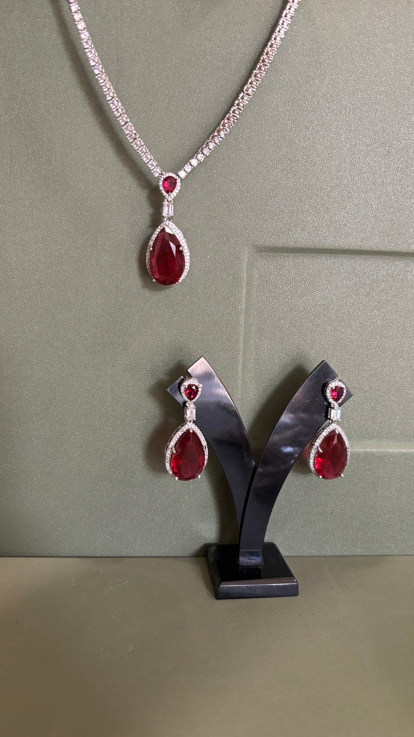 Scarlet Royale Necklace & Earrings Set