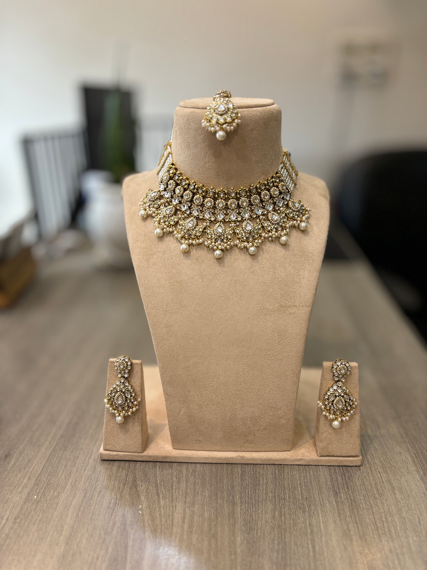 Ivory Royale Polki Choker Set – The Essence of Timeless Bridal Beauty
