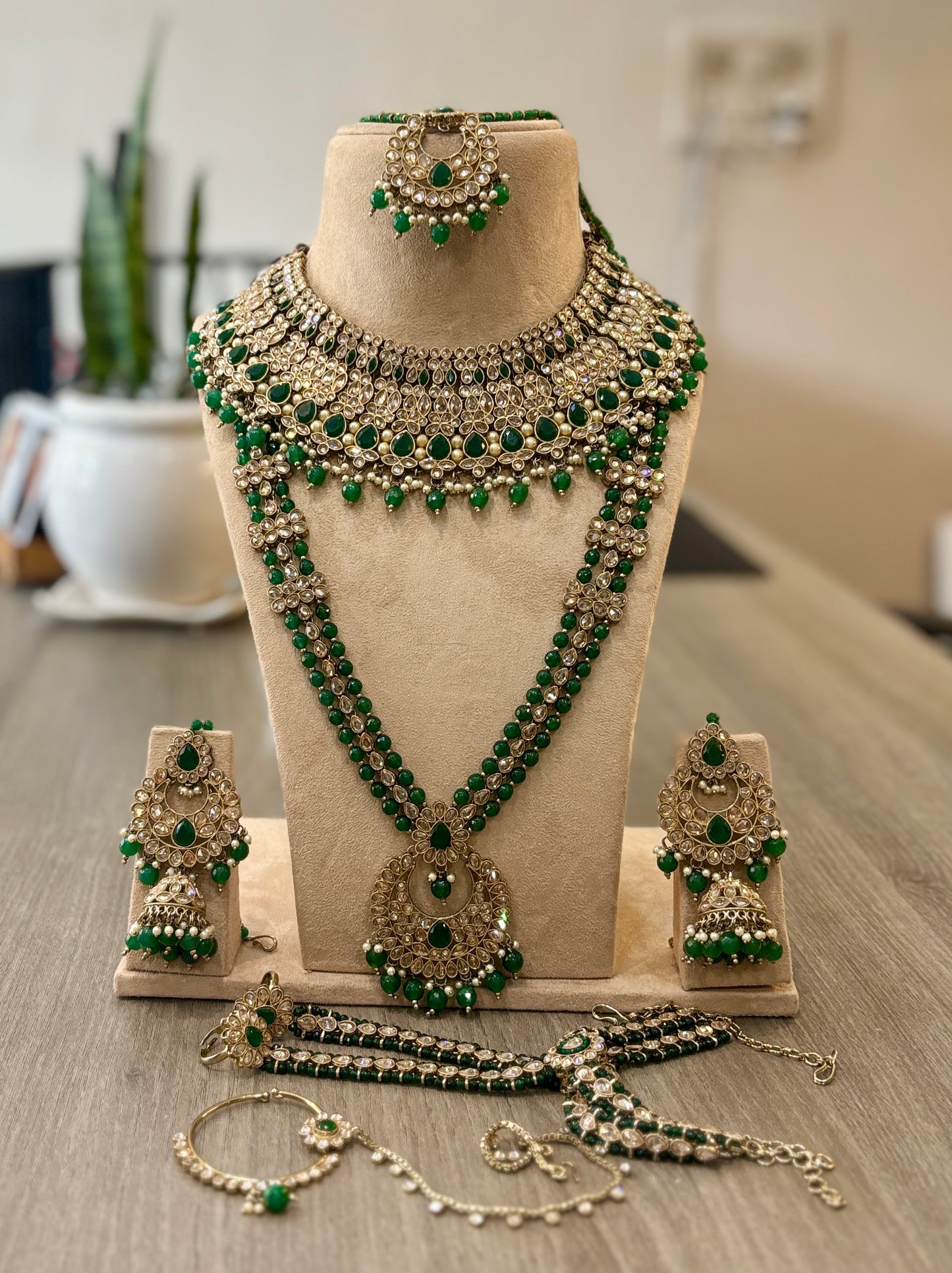 Emerald Kundan Bridal Set – Royal Polki Necklace with Earrings, Mangtika & Hathphool
