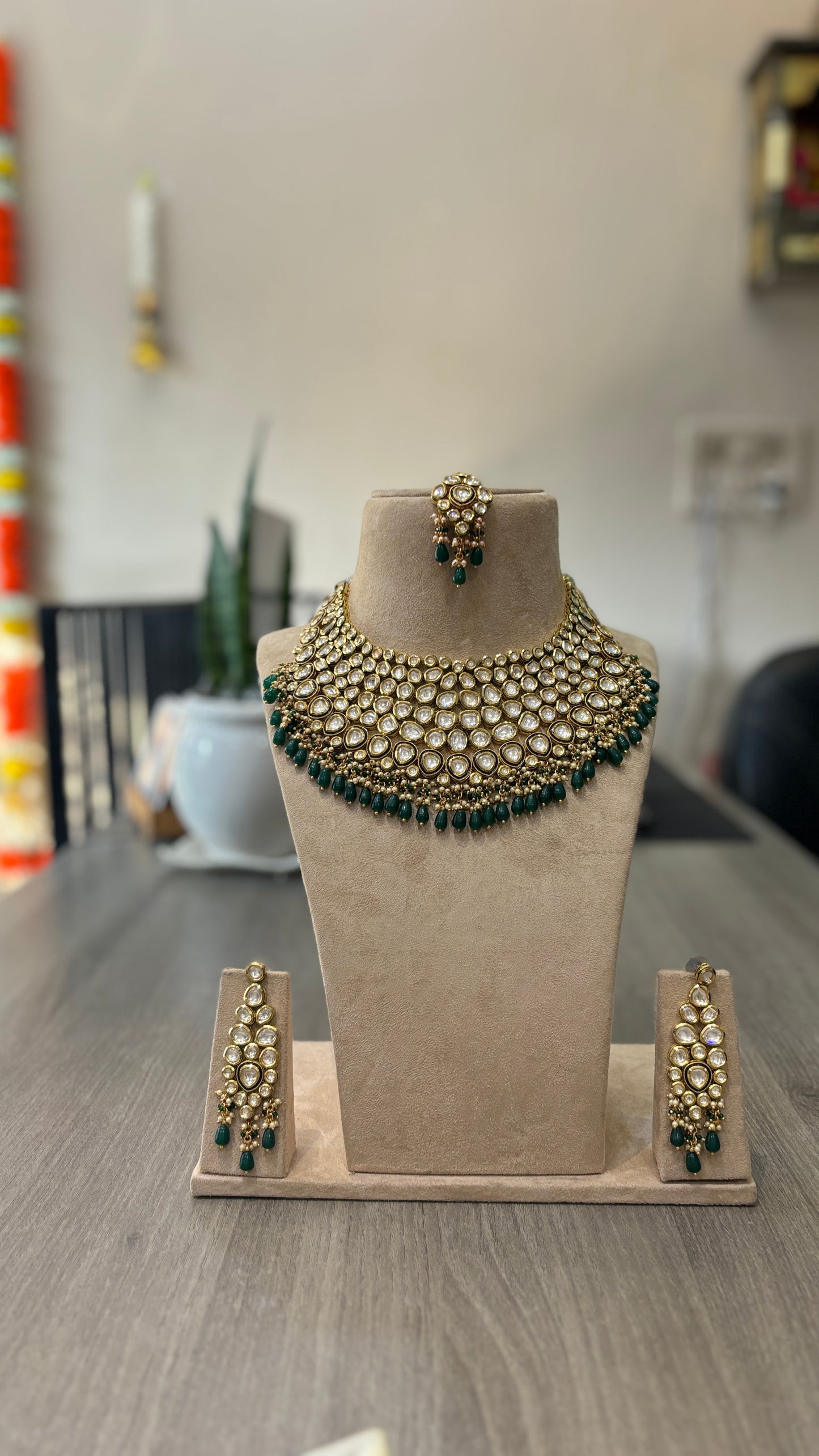 Emerald Royale Kundan Choker Set – Green Stone Bridal Polki Necklace with Earrings & Maangtikka