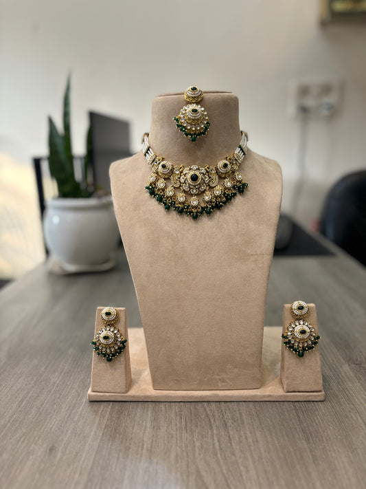 Emerald Majesty Kundan Necklace Set – Royal Gold & Green Ensemble