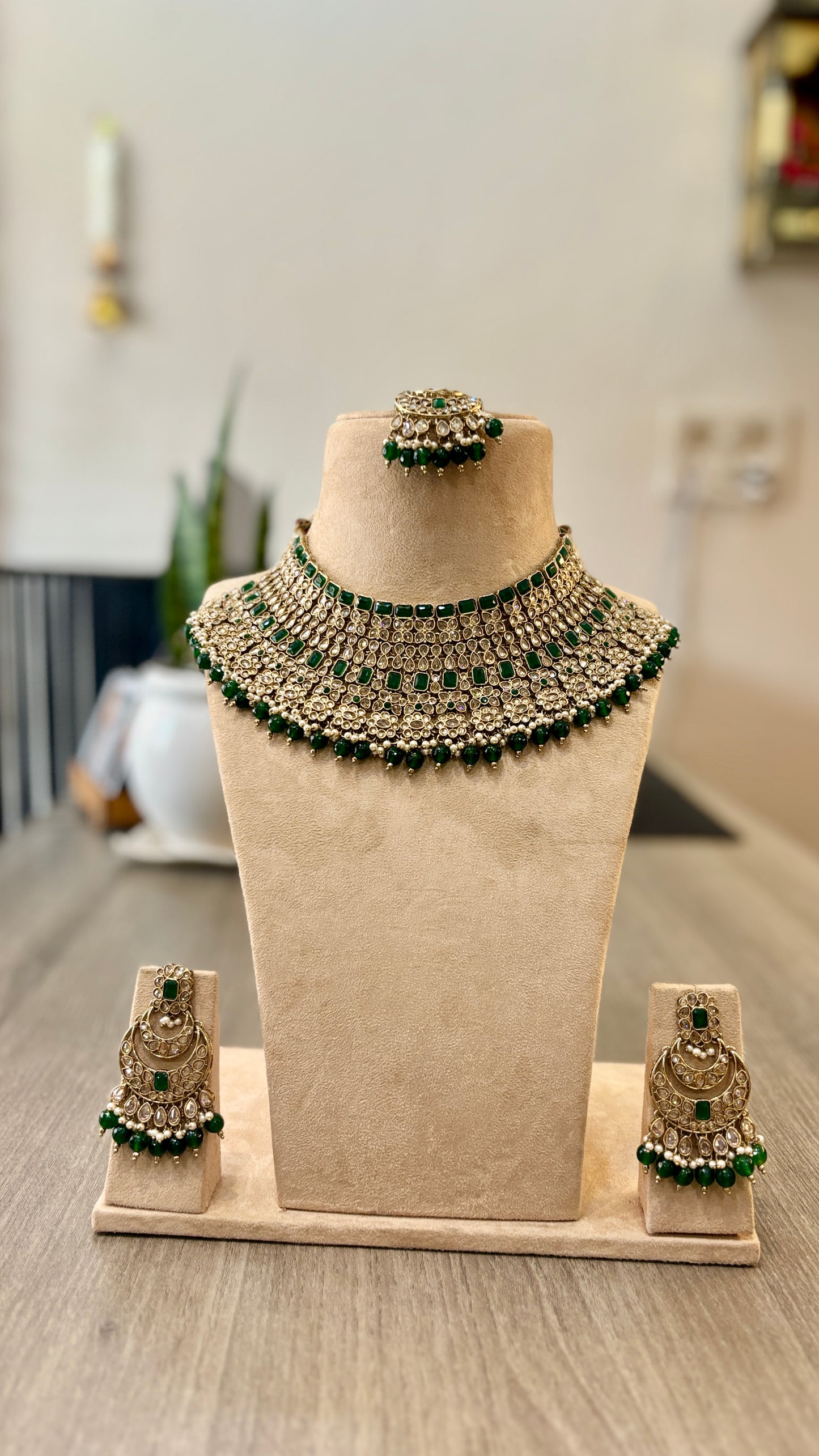 Rivya Emerald Polki Bridal Set – Handcrafted Kundan Choker with Matching Earrings & Maangtika